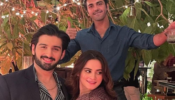 Ahsan Mohsin Ikram photobombs Aiman Khan, Muneeb Butts photo like nobodys business