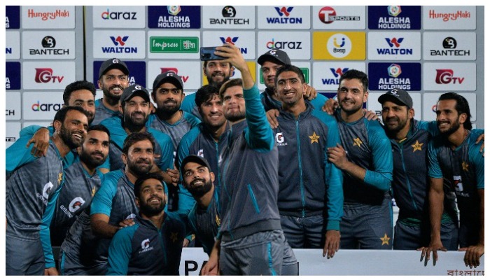 Pakistan cricket team posing for a selfie after win against Bangladesh on Monday, November 22. — ICC
