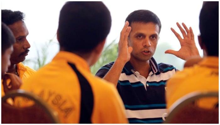 Former Indian cricket captain Rahul Dravid (R) speaks to Malaysian U-16 cricketers during a cricket clinic in Kuala Lumpur June 27, 2012. REUTERS/Bazuki Muhammad