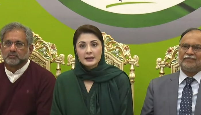 Wakil Presiden PML-N Maryam Nawaz (tengah) bersama dengan para pemimpin PML-N lainnya berpidato di konferensi pers di Islamabad 24 November 2021. — YouTube/HumNewsLive