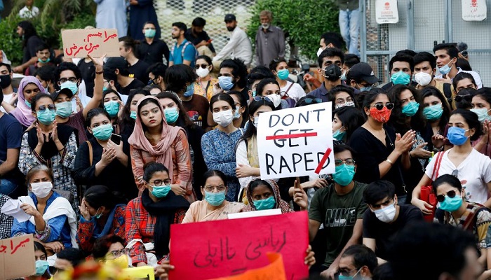 People carry signs against a gang rape that occurred along a highway and to condemn violence against women and girls, during a protest in Karachi, Pakistan September 12, 2020. Photo: Reuters