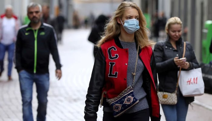 People with and without protective masks walk on the street while shopping as the spread of coronavirus disease (COVID-19) continues in Amsterdam, Netherlands October 7, 2020. — Reuters/File