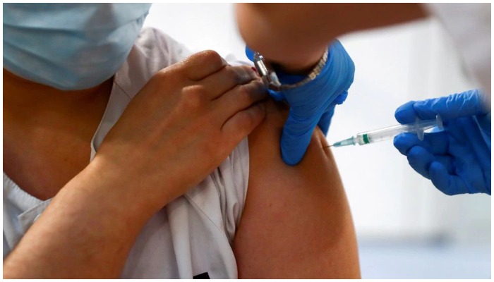 A health worker receives a dose of the Pfizer-BioNTech COVID-19 vaccine in Madrid, Spain, February 4, 2021. Reuters/Sergio Perez