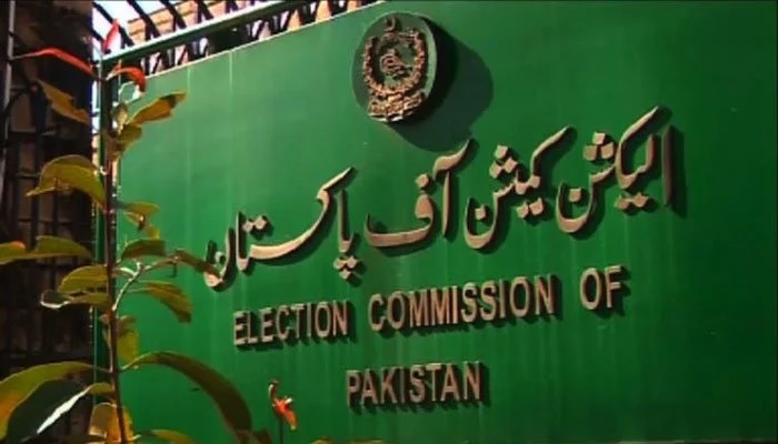 Sebuah file foto dewan di luar kantor Komisi Pemilihan Pakistan.