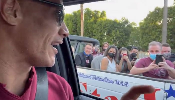 Dwayne Johnson donne un drôle d'avertissement aux fans en tournée dans les maisons de célébrités, regardez