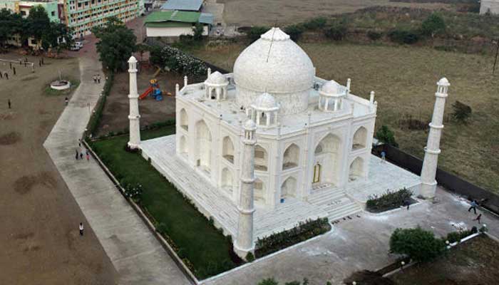 Indian builds Taj Mahal replica home for wife