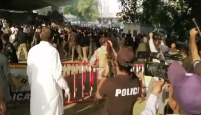 Protes meletus di Shahrah-e-Faisal Karachi saat CJP memerintahkan pembongkaran Menara Nasla dalam seminggu