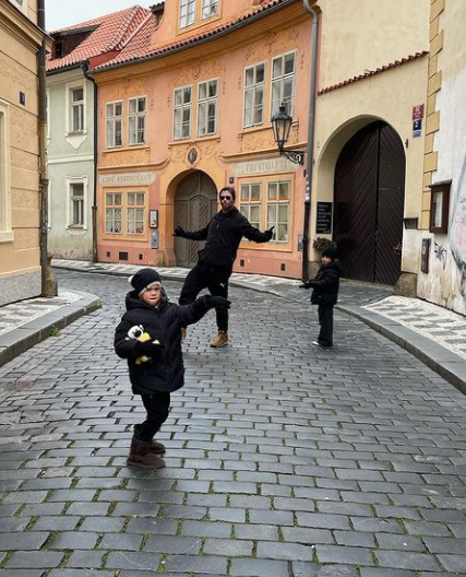 Chris Hemsworth, Elsa Pataky send postcard worthy pics from Prague