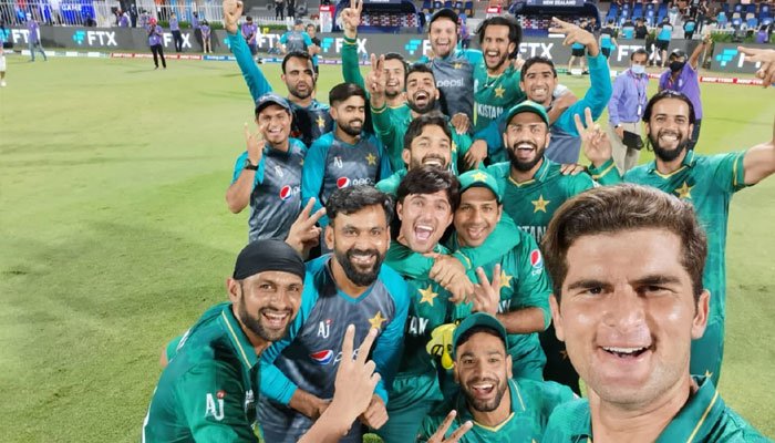 The Pakistan cricket squad poses for a group selfie — Twitter