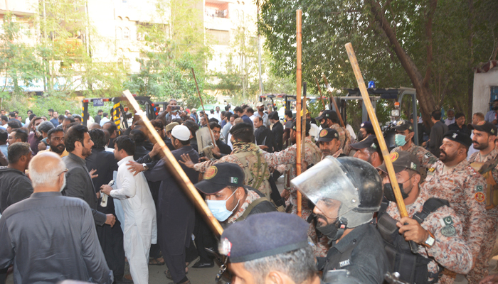 Law enforcement agencies charge batons on protesters at Nasla Tower in Karachi on November 26, 2021. — Shoaib Ahmed/Jang