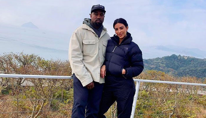 Kanye West memposting foto mesra dengan Kim Kardashian beberapa hari setelah berhenti mengikutinya