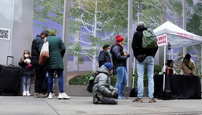 Travelers line up for a COVID-19 test during the coronavirus disease (COVID-19) pandemic in the Manhattan borough of New York City, New York, US, November 26, 2021. — Reuters/File