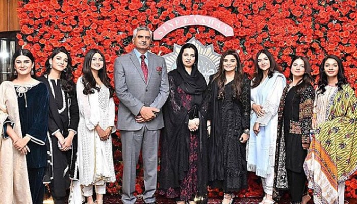 Sajal Aly, Yumna Zaidi and other Sinf-e-Aahan girls pose with DG ISPR, wife