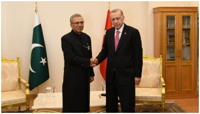 President Arif Alvi (left) with Turkish President Recep Tayyip Erdogan (right) in a meeting in Ashgabat. — APP