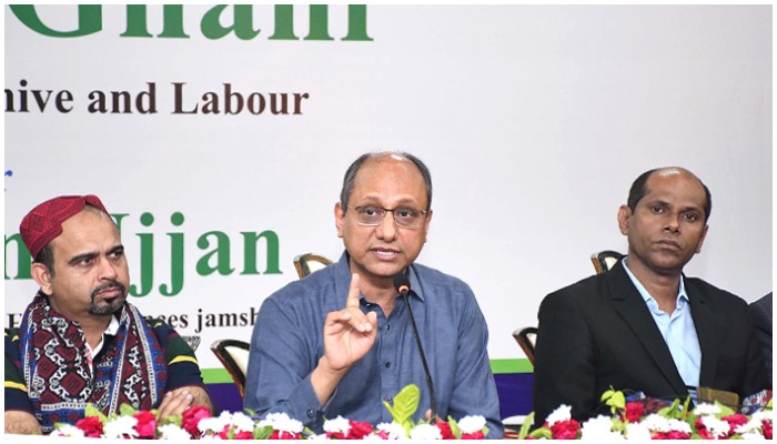 Sindh Minister for Information Archive and Labour Saeed Ghani speaks to media persons in Hyderabad on November 27, 2021. — INP/File