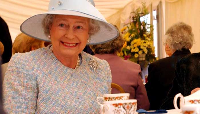 Buckingham Palace builder asked Queen to make tea for him in a hilarious interaction