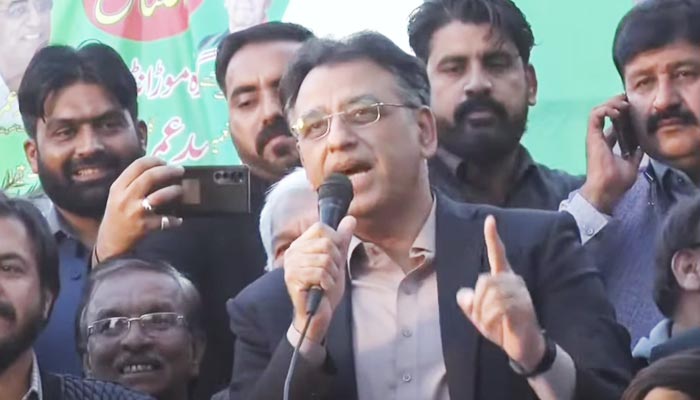 Federal Minister for Planning, Development, and Special Initiatives Asad Umar speaking during a PTI rally in Islamabad on December 3, 2021. — YouTube/HumNewsLive