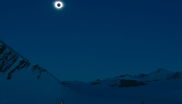 Gambar selebaran yang dirilis oleh Angkatan Udara Chili menunjukkan gerhana matahari total dari Union Glacier di Antartika, pada 4 Desember 2021. — AFP