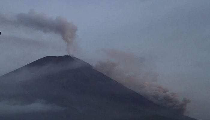 Mount Semeru spews hot clouds as seen from Pronojiwo, Lumajang, East Java province, Indonesia December 5, 2021. Photo: Reuters