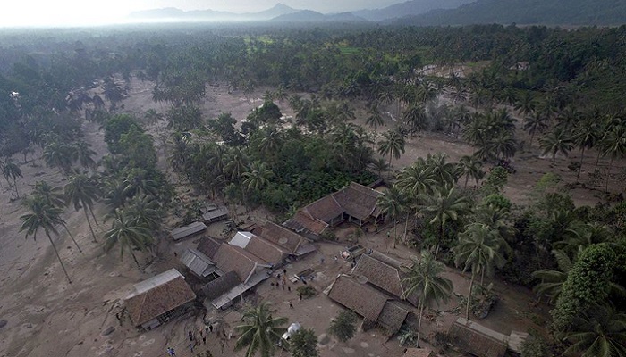 An aerial view shows houses covered in volcanic ash after the eruption of Mount Semeru hit Sumber Wuluh Village, Lumajang, East Java province, Indonesia December 5, 2021. Photo: Reuters