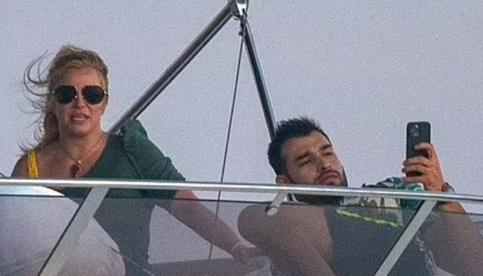 Britney Spears, Sam Asghari pack on the PDA in Mexico