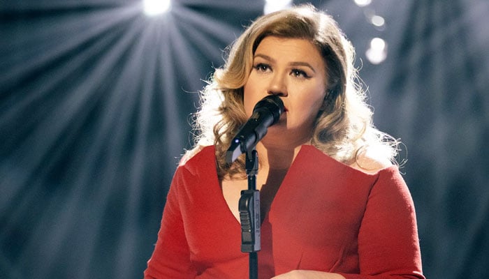 Kelly Clarkson addresses ‘tough struggles’ for 2021 Christmas