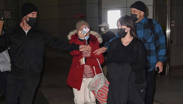 Billie Eilishs bodyguards protect her from overzealous fans at JFK Airport