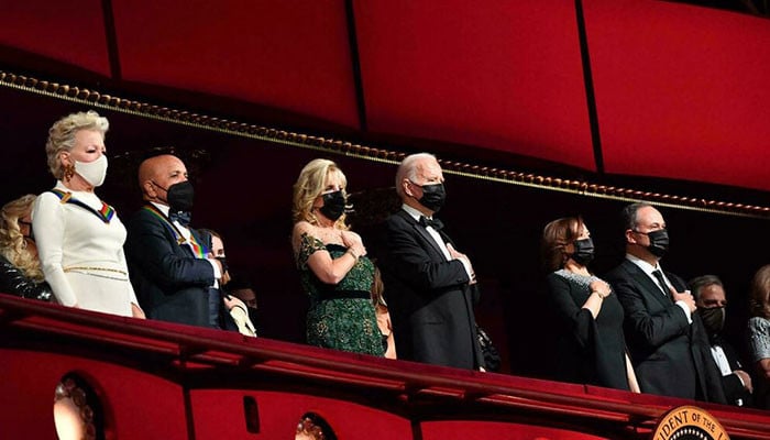 Kennedy Center menghormati kembalinya gala, dengan hadirnya Presiden Joe Biden