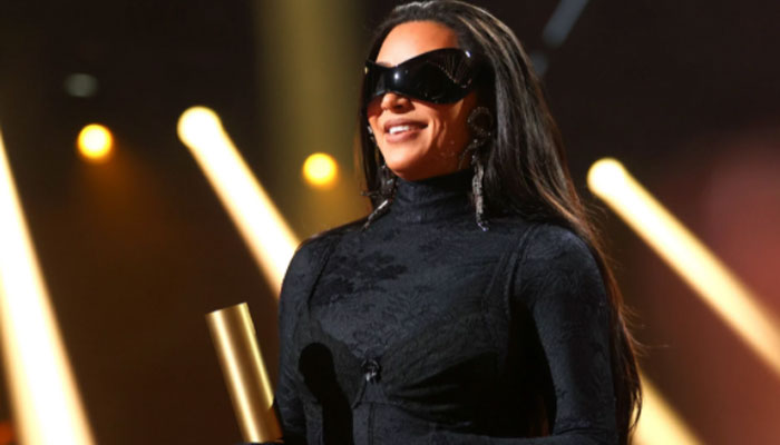 Kim Kardashian credits ex Kanye West for Fashion Award at 2021 Peoples Choice Awards