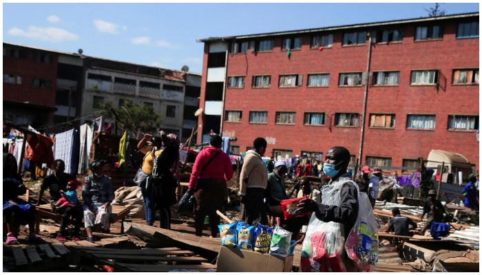 A street vendor wears a mask as he sells goods during the coronavirus disease (COVID-19) outbreak in Harare, Zimbabwe, July 8, 2021. Photo: Reuters