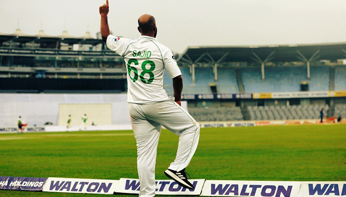 Sajid Khan off-spinner Pakistan memberi isyarat di Stadion Kriket Nasional Sher-e-Bangla di Dhaka.  - Indonesia