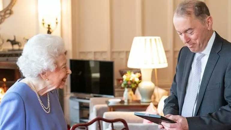 Queen returned to work in person after taking almost a month away from her duties