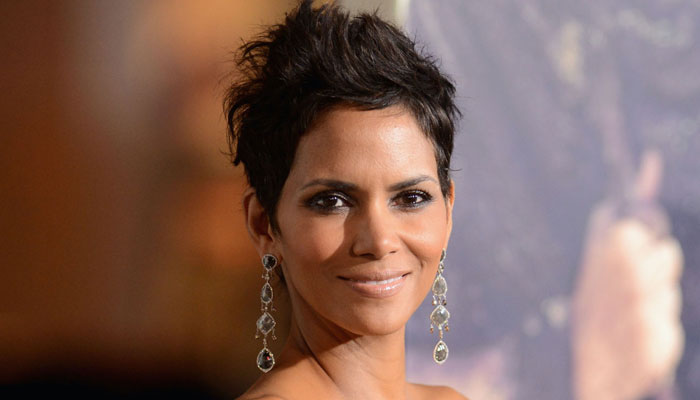Halle Berry delivers touching speech at 2021 People’s Choice Awards