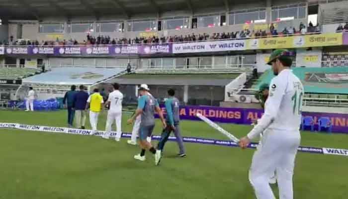 Kerumunan di Bangladesh memberi tepuk tangan meriah kepada tim kriket Pakistan setelah kemenangan