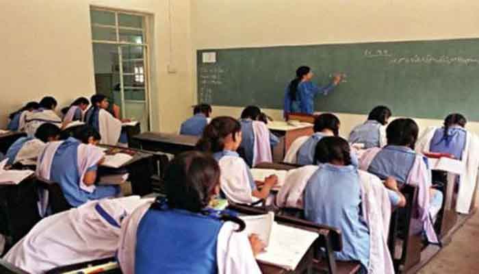 A picture from a classroom where students attentively listen to a teachers lecture. Photo: file