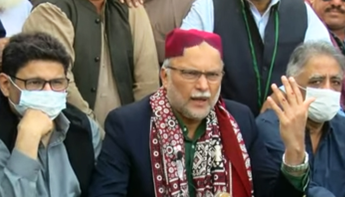 PML-N General Secretary Ahsan Iqbal (C) holding his hand up to show it was injured, Mohammad Zubair (R) and Miftah Ismail (L), during a press conference in Karachi, on December 9, 2021. — YouTube/Hum News