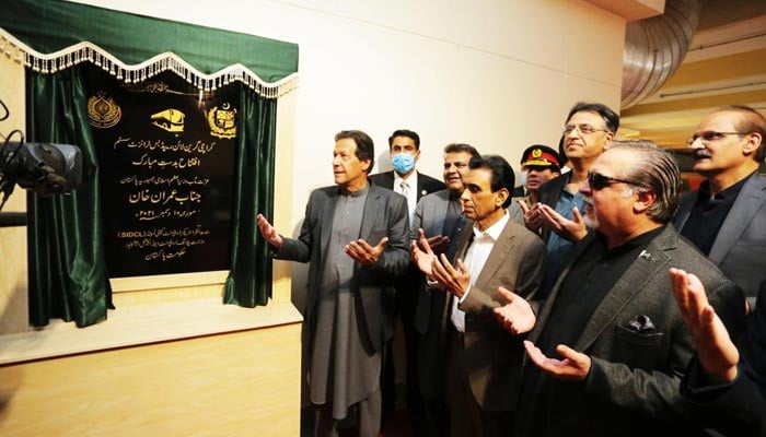 Prime Minister Imran Khan offers Dua after inauguration of Green Line Rapid Bus Transit System at Karachi on December 10, 2021. — PID
