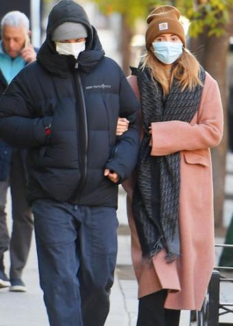 Robert Pattinson and girlfriend Suki Waterhouse are all smiles for their date night