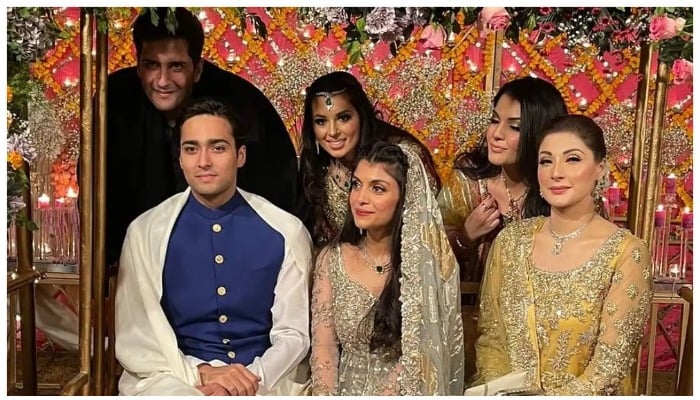 Junaid Safdar (L), Ayesha Saif (C) and Maryam Nawaz (R) pose for a photo along with other family members — Twitter