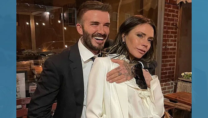 David Beckham memenangkan senyum istri Victoria saat ia mengenakan jumper Natal ‘Spiceworld’