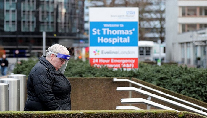 A person wearing personal protective equipment (PPE) walks outside St Thomas Hospital as the spread of the coronavirus disease (COVID-19) continues, in London, Britain, December 12, 2021. Photo: Reuters
