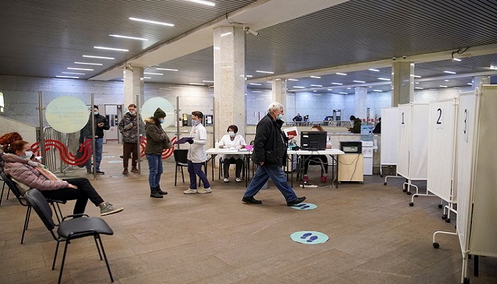 People visit a COVID-19 rapid testing centre located at a metro station amid the outbreak of the coronavirus disease in Moscow, Russia November 9, 2021. Photo: Reuters