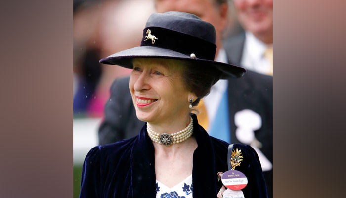 Putri Anne melangkah untuk membantu Ratu Elizabeth II yang sakit