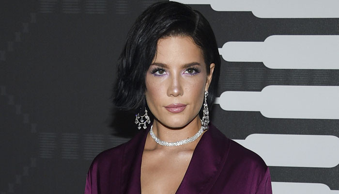 Halsey membuka tentang ‘banyak’ nya ‘pekerjaan normal’ sebelum menghadiri ketenaran