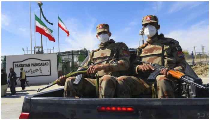 Pakistani soldiers wearing facemasks patrol near Pakistan-Iran border in Taftan on February 25, 2020. Photo: AFP