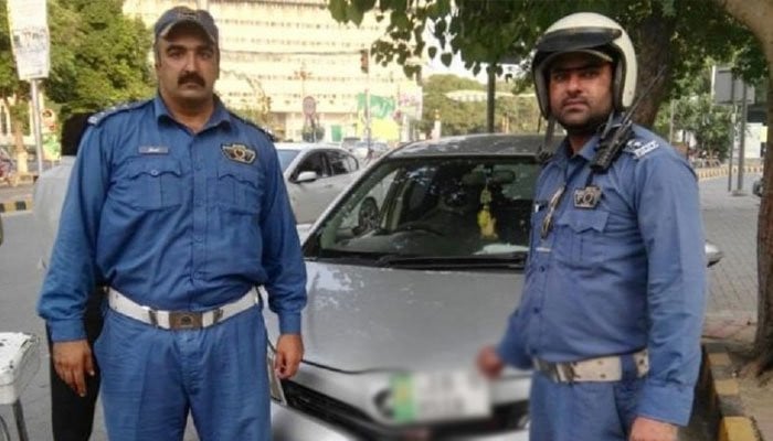 Polisi lalu lintas Lahore menampar pemilik mobil dengan denda berat karena tidak membayar 166 e-challans