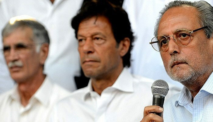 Retired justice Wajihuddin Ahmed pictured with PTI chief Imran Khan and now now-estranged PTI leader Jahangir Tareen. — AFP/File