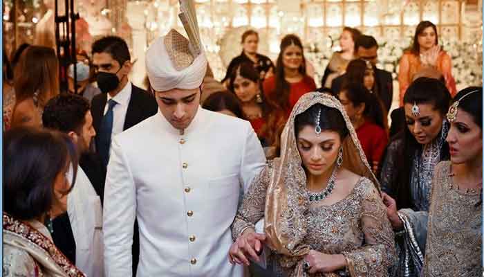 Junaid Safdar holding hands of his wife Ayesha Saif at his wedding ceremony. — Instagram/irfanahson