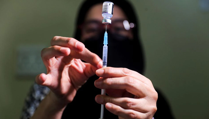 A pharmacist prepares a dose of the coronavirus disease (COVID-19) Pfizer vaccine amidst the spread of the SARS-CoV-2 variant Omicron in Johannesburg, South Africa, December 04, 2021. — Reuters