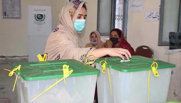A woman casts her vote at a polling station during the NA-75 Sialkot-IV Daska by-election on April 10. Photo: APP